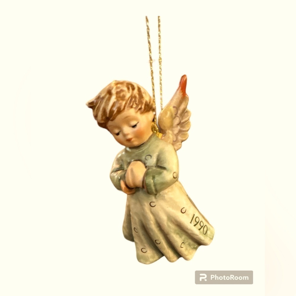 Goebel Hummel "Peace on Earth" 1990 Annual 3rd Edition Ornament #243.